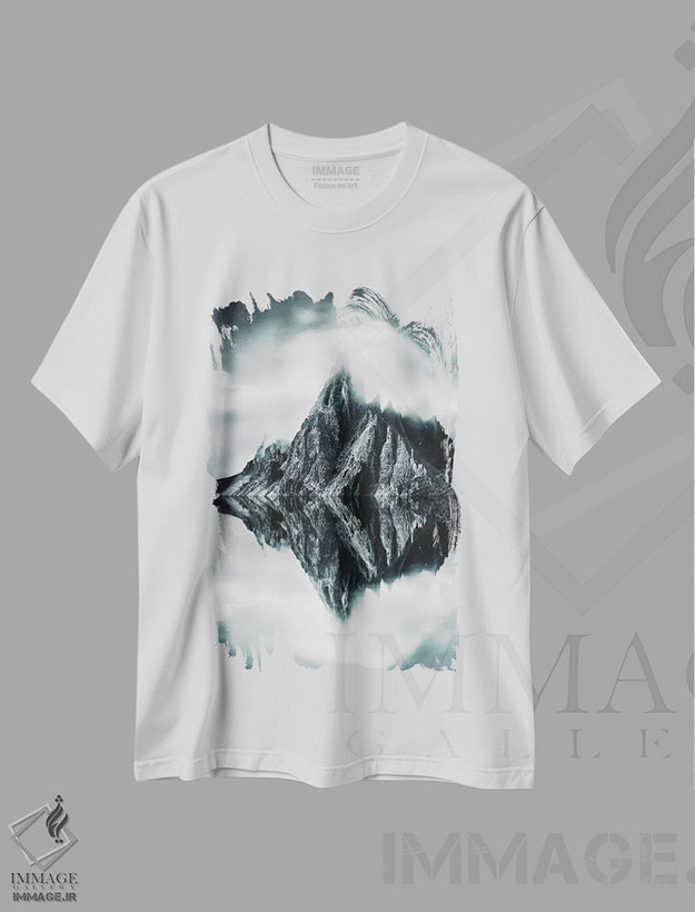 تیشرت طرح دار کوه ها با بازتاب دریاچه، عکاسی سیاه و سفید اثر آدریان ویریو | فروشگاه ایماژ
