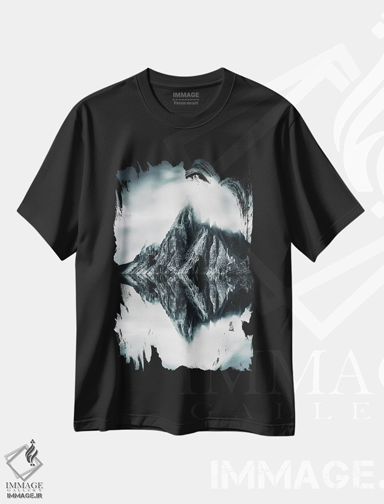 تیشرت طرح دار کوه ها با بازتاب دریاچه، عکاسی سیاه و سفید اثر آدریان ویریو | immage.ir