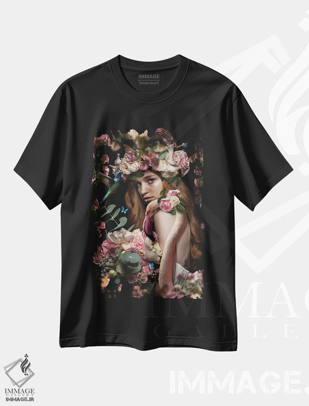 تیشرت طرح دار زن در میان گل ها با فلامینگو، عکاسی ترکیبی اثر آدریان ویریو | فروشگاه ایماژ