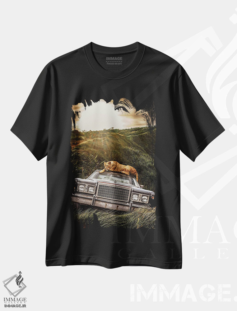 تیشرت طرح دار شیر ماده و خودروی قدیمی در جنگل، عکاسی ترکیبی اثر آدریان ویریو | immage.ir