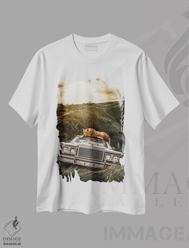 تیشرت طرح دار شیر ماده و خودروی قدیمی در جنگل، عکاسی ترکیبی اثر آدریان ویریو | فروشگاه ایماژ