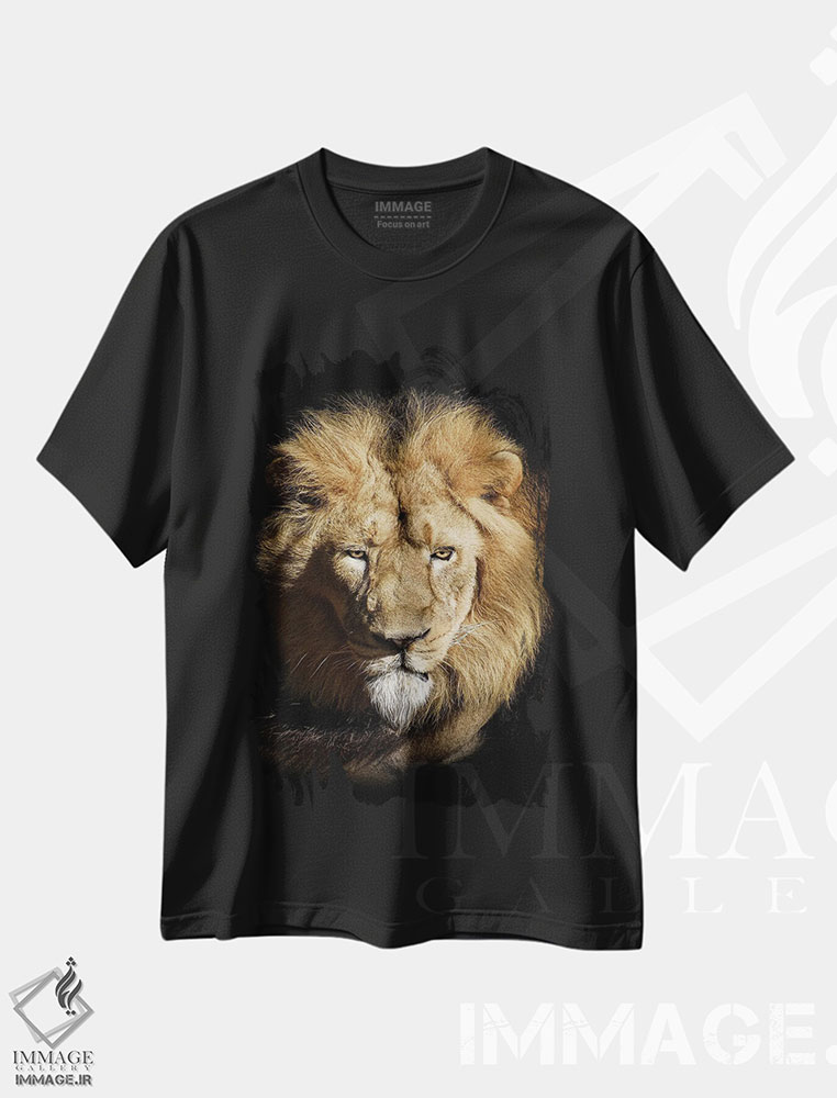 تیشرت طرح دار پرتره شیر به صورت جدا روی پس زمینه سیاه، مدیوم اثر آدریان ویریو | immage.ir