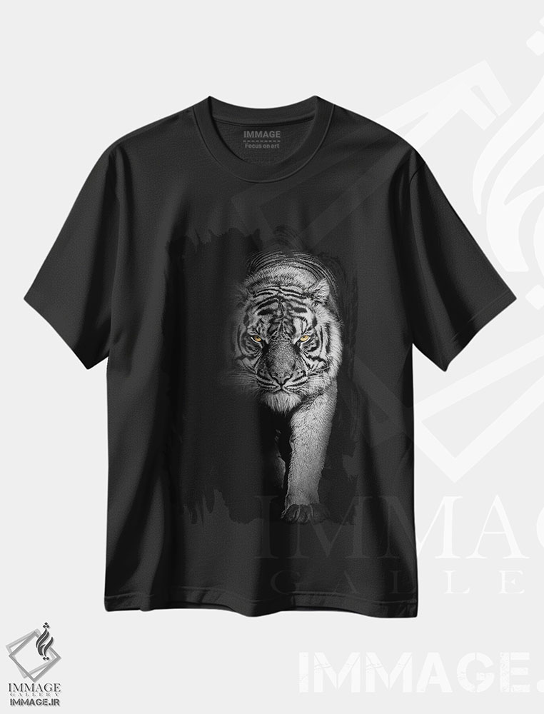 تیشرت طرح دار قدم زدن ببر، سیاه وسفید، عکاسی سیاه و سفید اثر آدریان ویریو | immage.ir