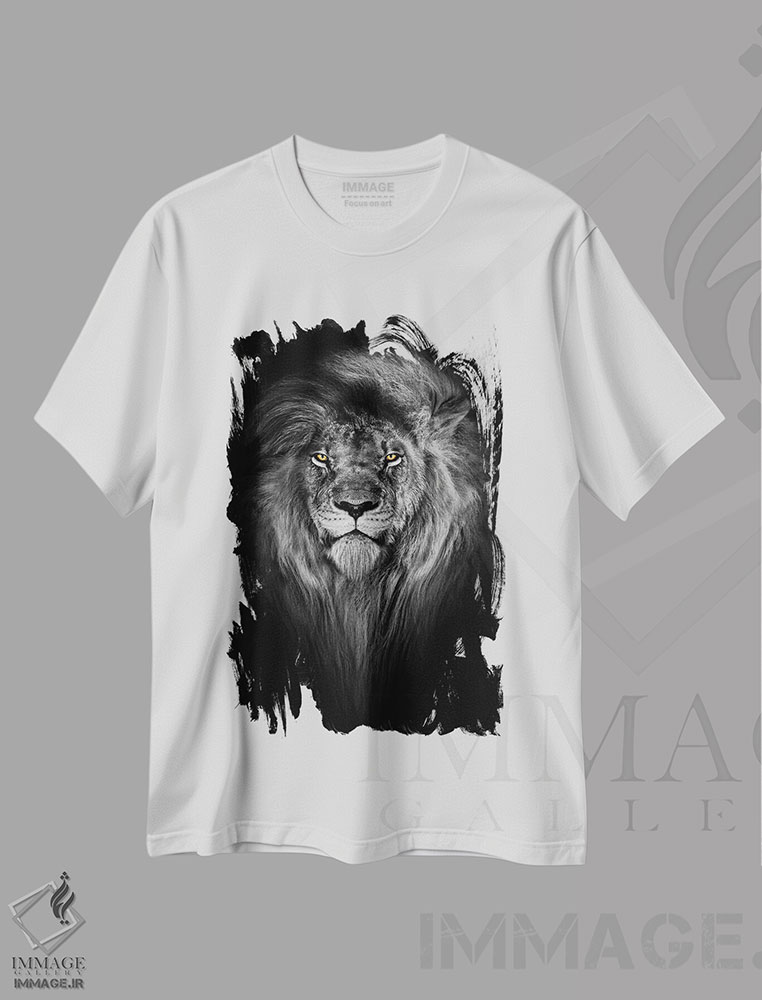 تیشرت طرح دار شیر با چشم های رنگی و یال کامل، عکاسی سیاه و سفید اثر آدریان ویریو | immage.ir