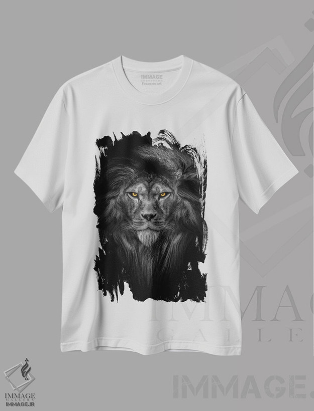 تیشرت طرح دار شیر با چشم های رنگی و یال کامل، عکاسی سیاه و سفید اثر آدریان ویریو | فروشگاه ایماژ