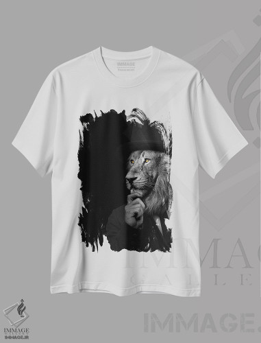 تیشرت طرح دار مرد به شکل شیر در حال فکر کردن، عکاسی سیاه و سفید اثر آدریان ویریو | فروشگاه ایماژ