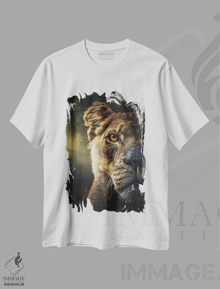 تیشرت طرح دار صورت شیر در صبحگاه در جنگل، عکاسی ترکیبی اثر آدریان ویریو | فروشگاه ایماژ