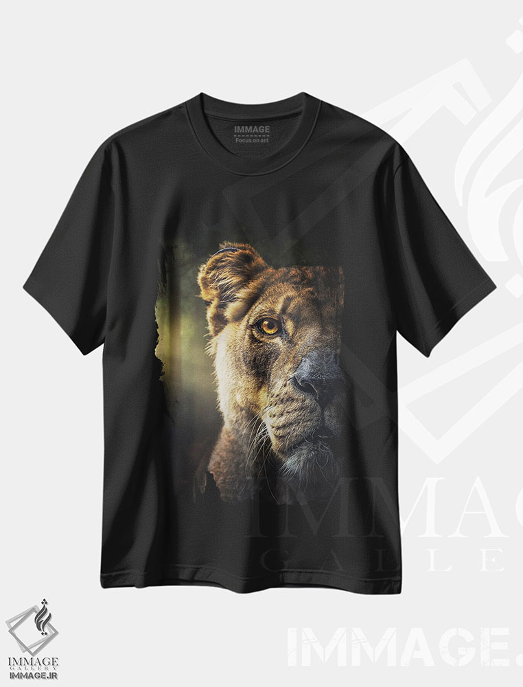 تیشرت طرح دار صورت شیر در صبحگاه در جنگل، عکاسی ترکیبی اثر آدریان ویریو | immage.ir