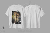 تیشرت طرح دار صورت شیر در صبحگاه در جنگل، عکاسی ترکیبی اثر آدریان ویریو | فروشگاه ایماژ