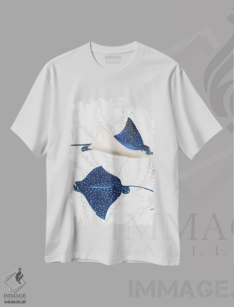تیشرت طرح دار رِی ماهی آبی II، دکور ساحلی اثر ایمی ویلسون | فروشگاه ایماژ