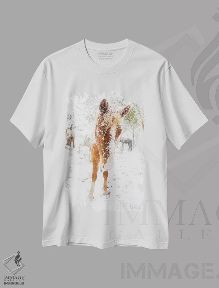 تیشرت طرح دار اسب برفی، مدیوم اثر اندرو لِوِر | فروشگاه ایماژ