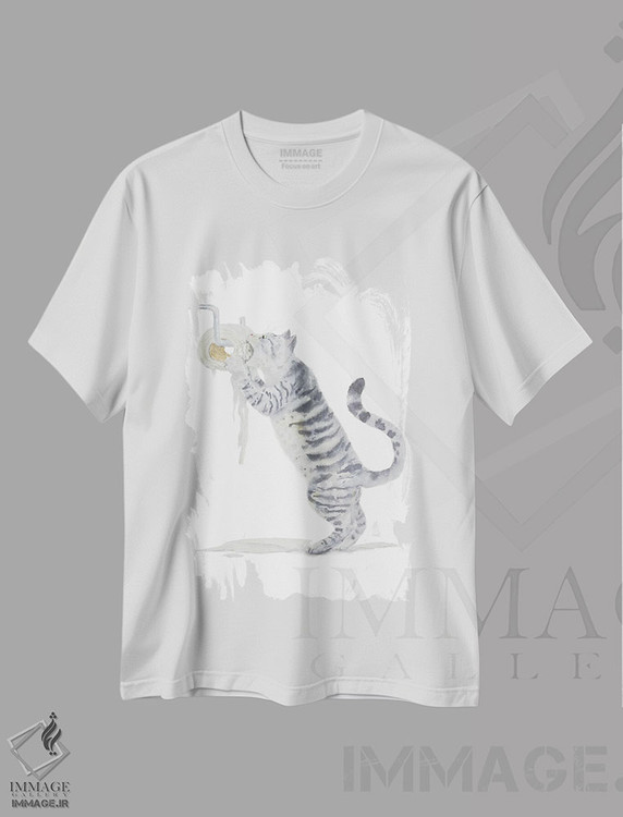 تیشرت طرح دار گربهٔ تیبی خاکستری و دستمال توالت، مدیوم اثر آلکسی دیمیتریویچ شمیروف | immage.ir