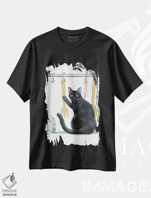 تیشرت طرح دار گربهٔ سیاه در آشپزخانه، مدیوم اثر آلکسی دیمیتریویچ شمیروف | فروشگاه ایماژ