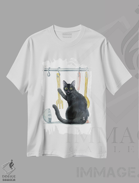 تیشرت طرح دار گربهٔ سیاه در آشپزخانه، مدیوم اثر آلکسی دیمیتریویچ شمیروف | immage.ir