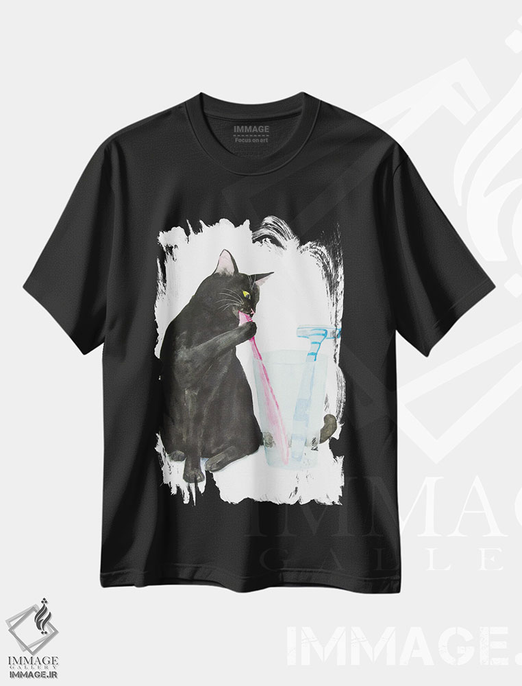 تیشرت طرح دار گربهٔ سیاه که دندان می زند، دکور معاصر اثر آلکسی دیمیتریویچ شمیروف | immage.ir