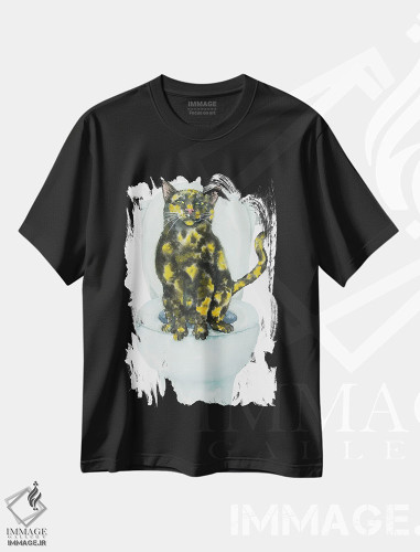 تیشرت طرح دار گربه ی لاک پشتی روی توالت، مدیوم اثر آلکسی دیمیتریویچ شمیروف | فروشگاه ایماژ