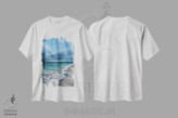 تیشرت طرح دار ندای دور، دکور ساحلی اثر آلسیا یرمیوا | فروشگاه ایماژ
