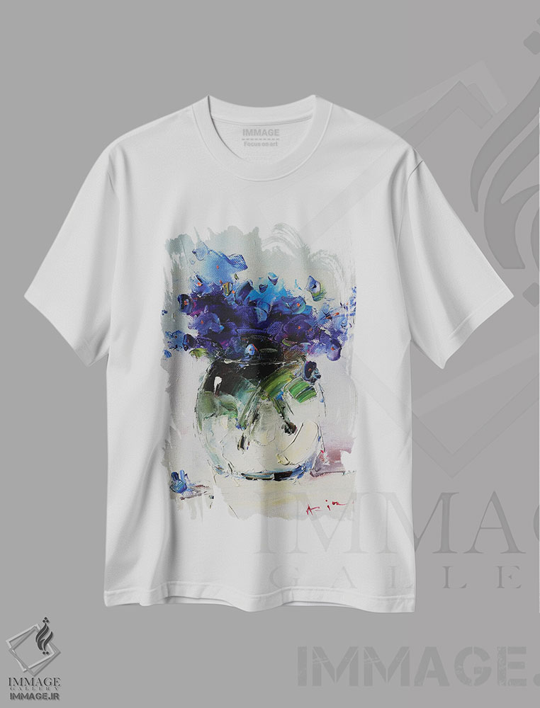 تیشرت طرح دار دسته گل آبی در لیوان، دکور معاصر اثر عزیز سلیمان اف | immage.ir