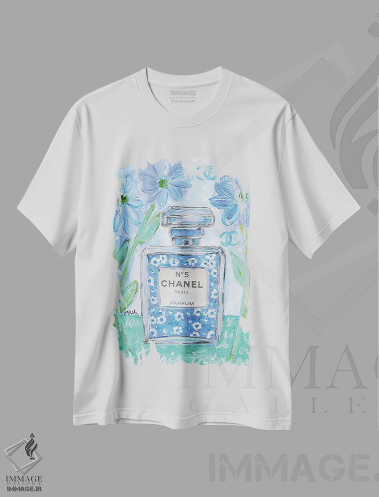 تیشرت طرح دار آبی شنل، دکور معاصر اثر برندا بوش | immage.ir