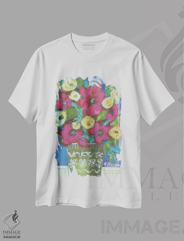 تیشرت طرح دار گل ها روی میز در یونان، دکور بوهمی اثر برندا بوش | فروشگاه ایماژ