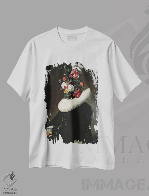 تیشرت طرح دار بانوی اشرافی با سر گل، دکوراسیون جایگزین اثر بونا فیدسا | immage.ir