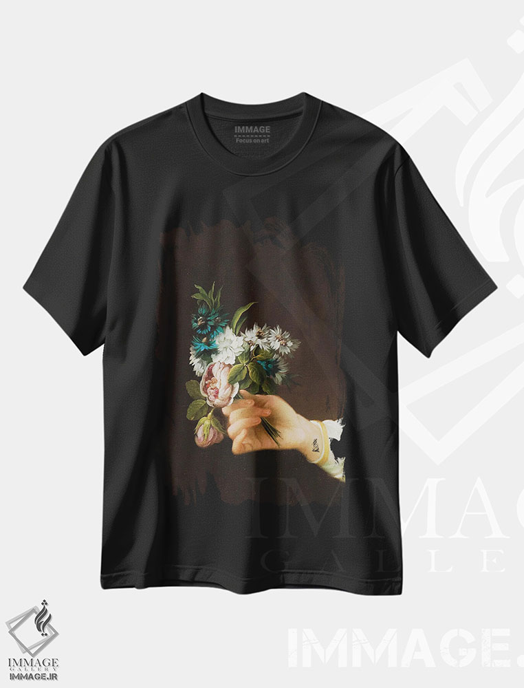تیشرت طرح دار دستی که گل نگه داشته، تزئینی اثر بونا فیدسا | immage.ir