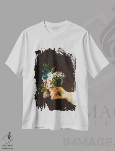 تیشرت طرح دار دستی که گل نگه داشته، تزئینی اثر بونا فیدسا | فروشگاه ایماژ