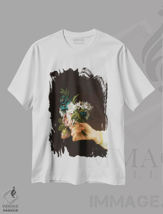 تیشرت طرح دار دستی که گل نگه داشته، تزئینی اثر بونا فیدسا | فروشگاه ایماژ