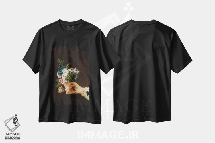 تیشرت طرح دار دستی که گل نگه داشته، تزئینی اثر بونا فیدسا | immage.ir