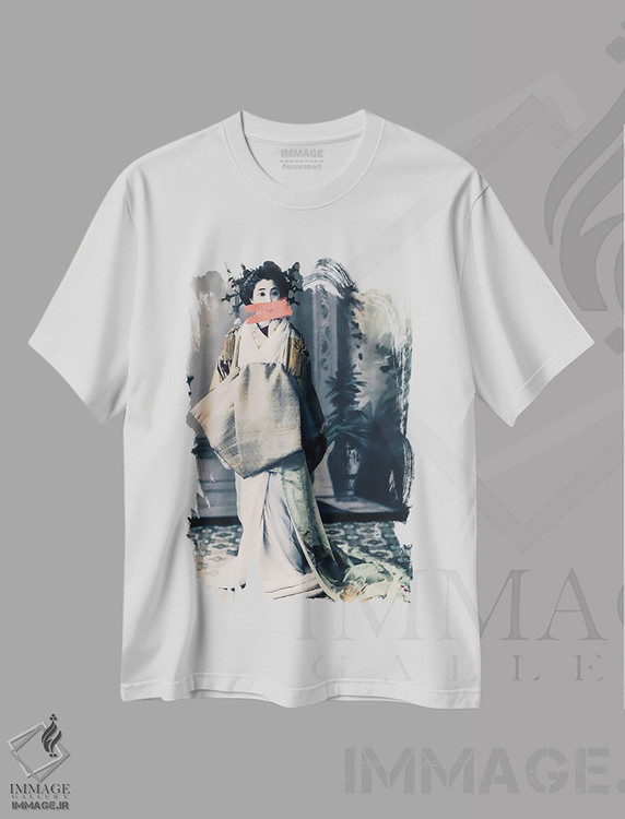 تیشرت طرح دار پرترهٔ گیشا تغییر یافته، دکور آسیایی اثر بونا فیدسا | immage.ir
