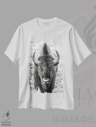 تیشرت طرح دار مواجهه با گاومیش، عکاسی سیاه و سفید اثر بنجامین پاجت | فروشگاه ایماژ