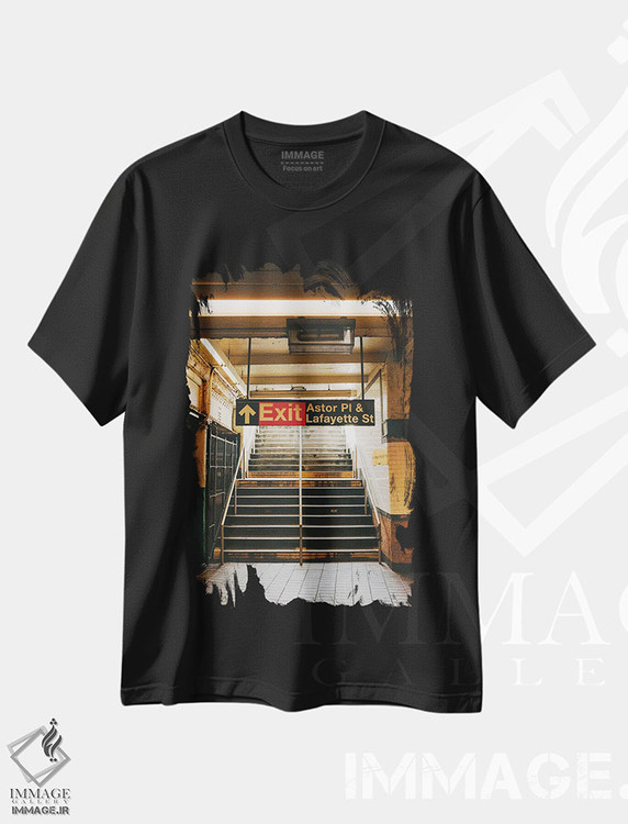 تیشرت طرح دار خروجی متروی آستور پلیس، تزئینی اثر جان بیلوس | immage.ir