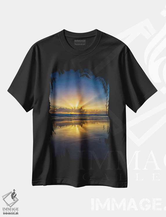 تیشرت طرح دار خانهٔ خورشید تابان، مدیوم اثر بن مولدر | immage.ir