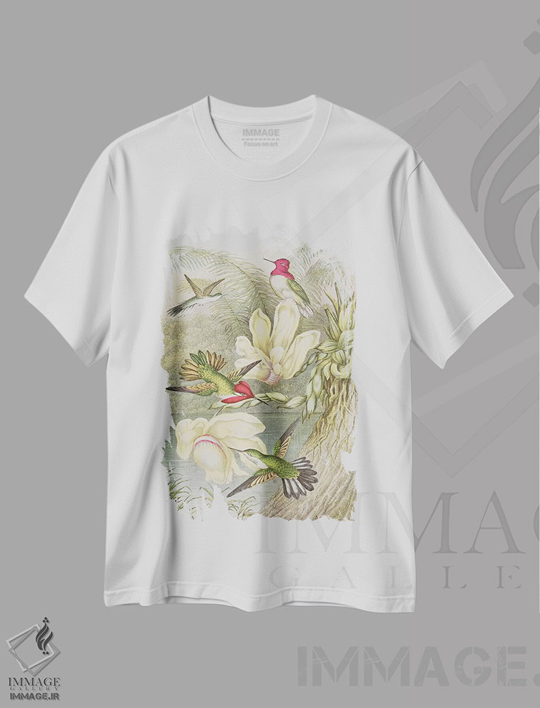 تیشرت طرح دار مرغ های مگس خوار میان گل های استوایی، هنر فاخر کلاسیک اثر مکتب انگلیسی | فروشگاه ایماژ
