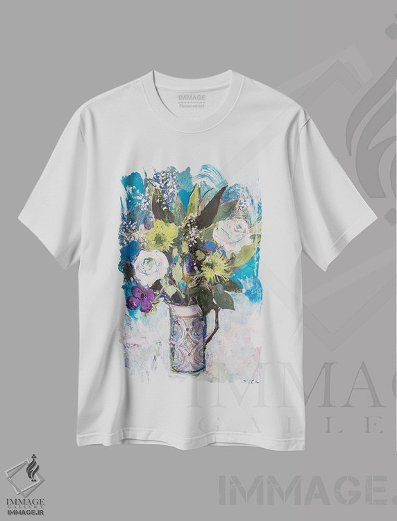 تیشرت طرح دار کوزه با گل های رز سفید و سایر گل ها، دکور معاصر اثر آن اورام | فروشگاه ایماژ