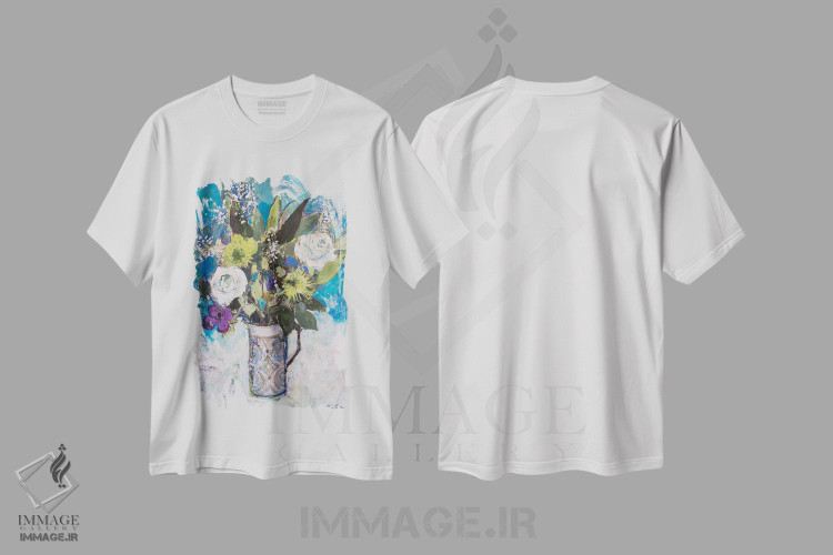 تیشرت طرح دار کوزه با گل های رز سفید و سایر گل ها، دکور معاصر اثر آن اورام | فروشگاه ایماژ