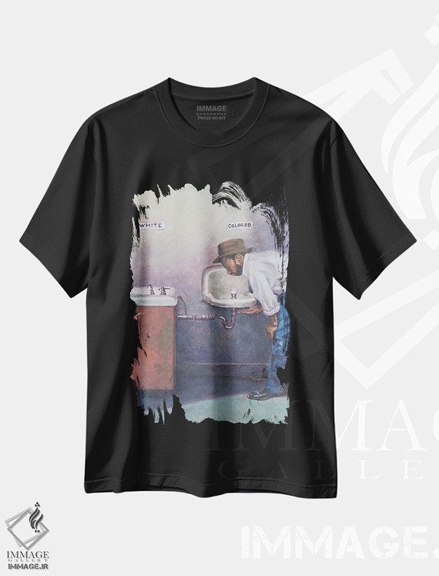 تیشرت طرح دار آن گونه که اوضاع بود، ۲۰۰۱، هنر آمریکایی آفریقایی تبار اثر کالین بوتمن | فروشگاه ایماژ