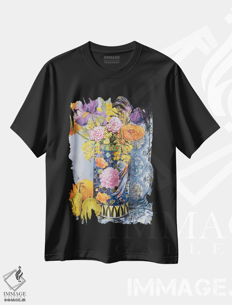 تیشرت طرح دار گل زنبق و صورتی ها در گلدان ژاپنی با گلابی، هنر فاخر کلاسیک اثر ژوان توسی | فروشگاه ایماژ