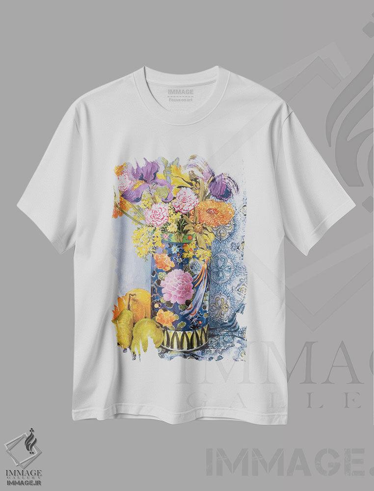 تیشرت طرح دار گل زنبق و صورتی ها در گلدان ژاپنی با گلابی، هنر فاخر کلاسیک اثر ژوان توسی | immage.ir