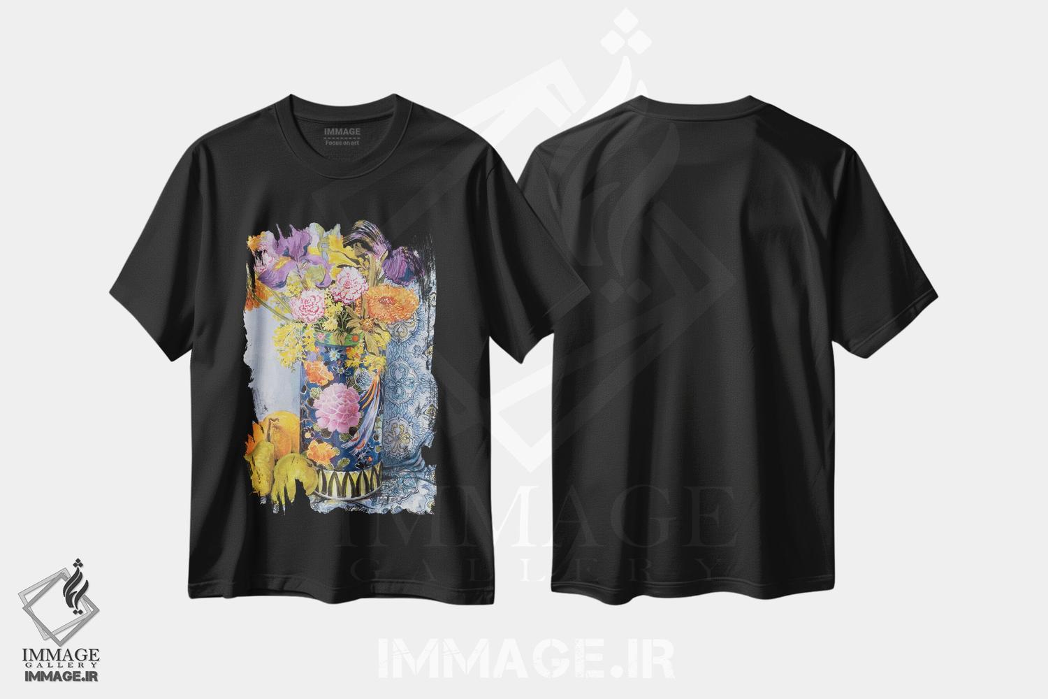 تیشرت طرح دار گل زنبق و صورتی ها در گلدان ژاپنی با گلابی، هنر فاخر کلاسیک اثر ژوان توسی | فروشگاه ایماژ