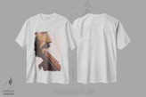 تیشرت طرح دار نوازندهٔ بیس چهارم، ۲۰۰۷، هنر فاخر کلاسیک اثر کاریا موچره را | فروشگاه ایماژ