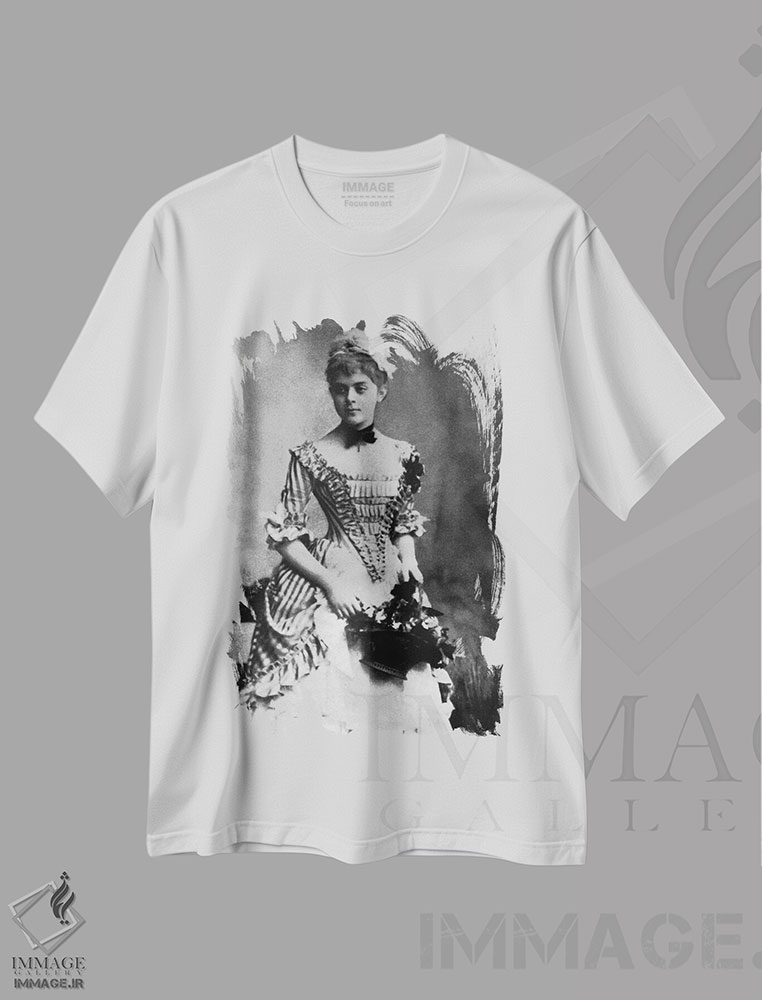 تیشرت طرح دار بارونس مری ویتسرا، حدود دههٔ ۱۸۸۰، عکاسی سیاه و سفید اثر عکاس اتریشی | immage.ir