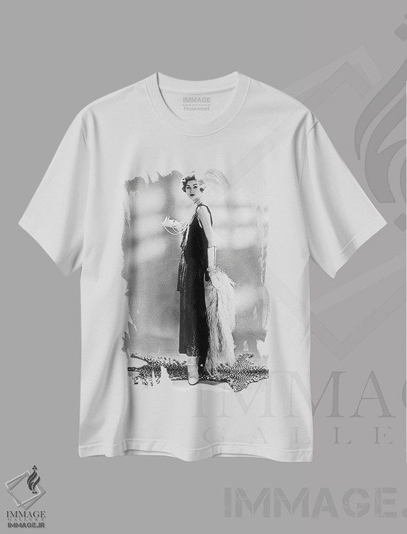 تیشرت طرح دار 1928,زن با لباس شنل، ۱۹۲۸، عکاسی سیاه و سفید اثر رو دز آرشیو | فروشگاه ایماژ