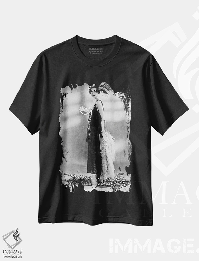 تیشرت طرح دار 1928,زن با لباس شنل، ۱۹۲۸، عکاسی سیاه و سفید اثر رو دز آرشیو | immage.ir