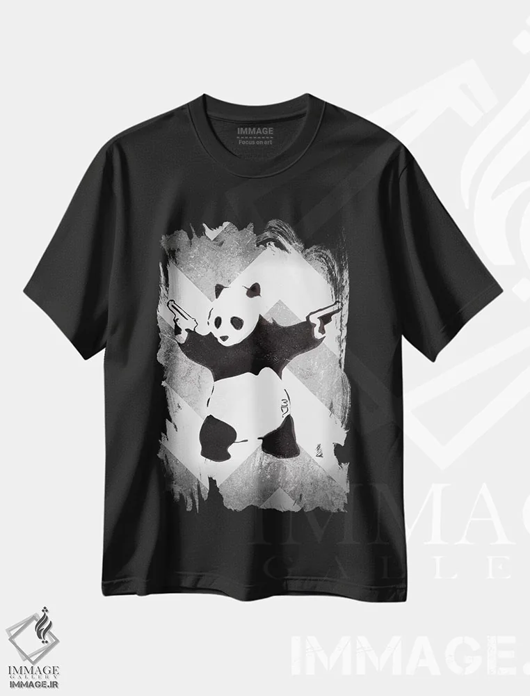 تیشرت طرح دار پاندا با اسلحه روی شورون نقره ای، هنر خیابانی اثر هنرمند ناشناس | immage.ir