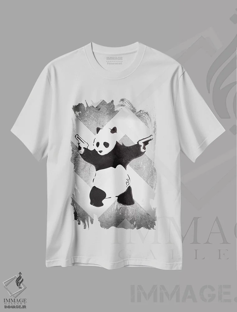 تیشرت طرح دار پاندا با اسلحه روی شورون نقره ای، هنر خیابانی اثر هنرمند ناشناس | immage.ir