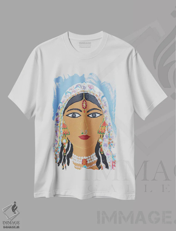 تیشرت طرح دار زن جوان هندی، دکور معاصر اثر بریت بردال نیلسن | immage.ir