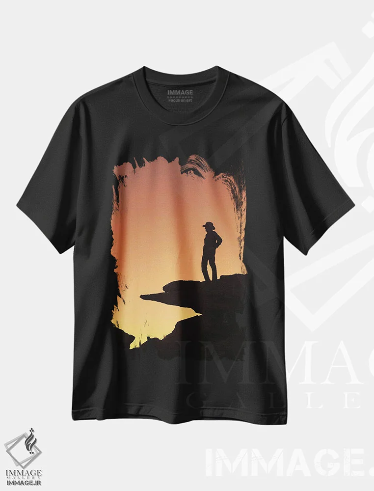 تیشرت طرح دار مردی ایستاده بر صخره و مشغول تماشای مناظر، مدیوم اثر برندا ثارپ | فروشگاه ایماژ