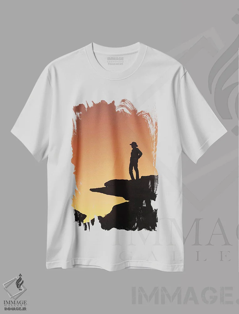 تیشرت طرح دار مردی ایستاده بر صخره و مشغول تماشای مناظر، مدیوم اثر برندا ثارپ | immage.ir
