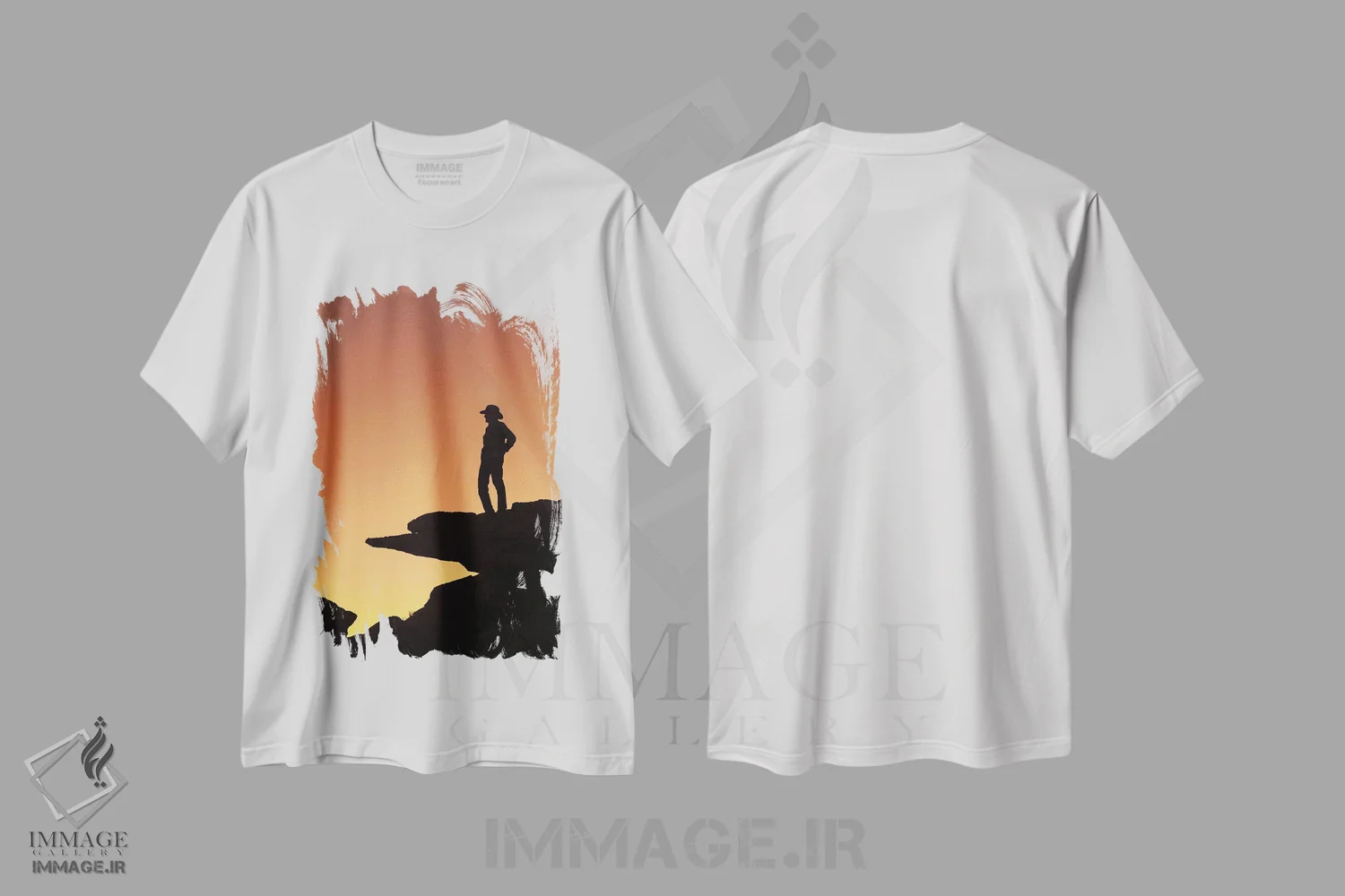 تیشرت طرح دار مردی ایستاده بر صخره و مشغول تماشای مناظر، مدیوم اثر برندا ثارپ | immage.ir